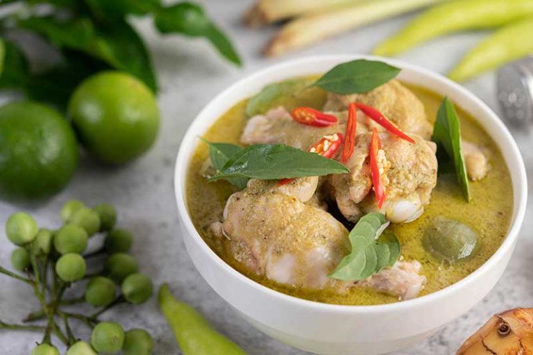 Healthy and flavorful Chicken green curry with vegetables